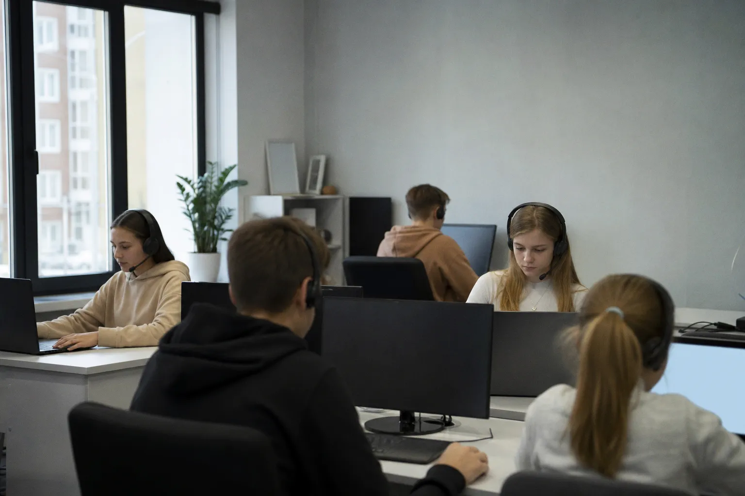 Курсы английского для детей и подростков онлайн: 7 программ Инглекс в 2026 году