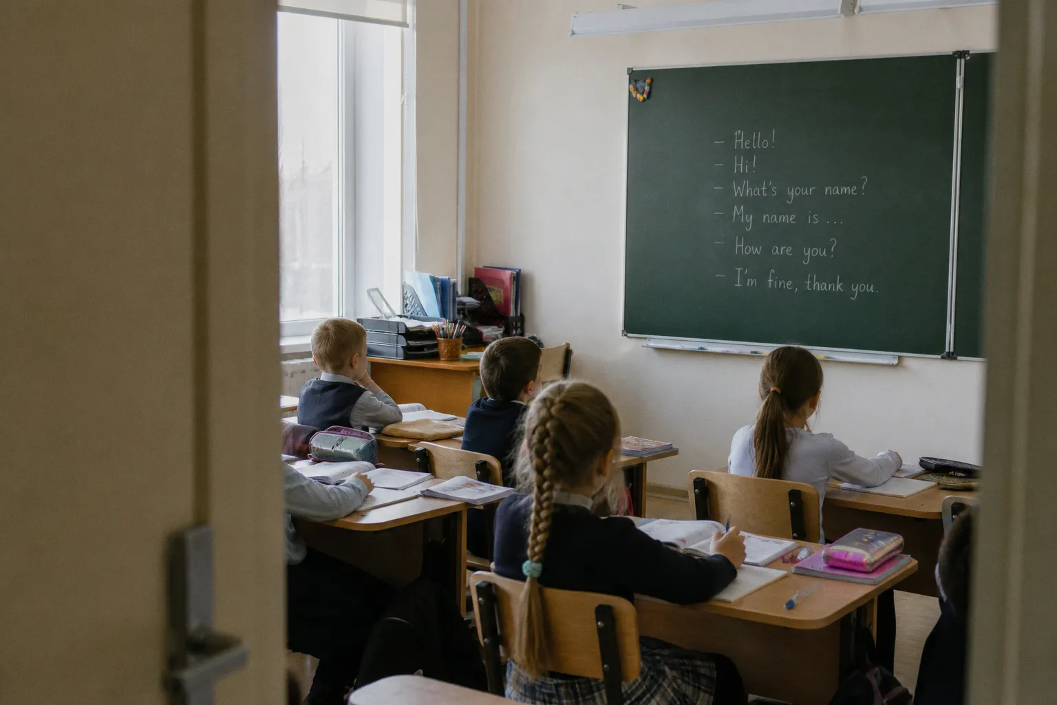 Почему готовые диалоги на английском для школьников часто превращаются в бесполезную зубрежку