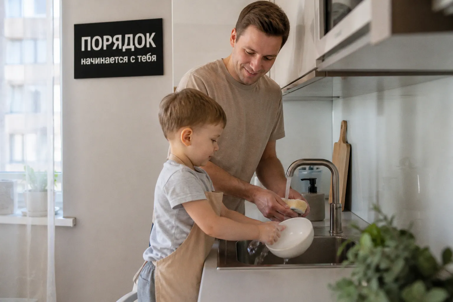 Родителям назвали ошибки в воспитании, которые сделают ребёнка «бытовым инвалидом»