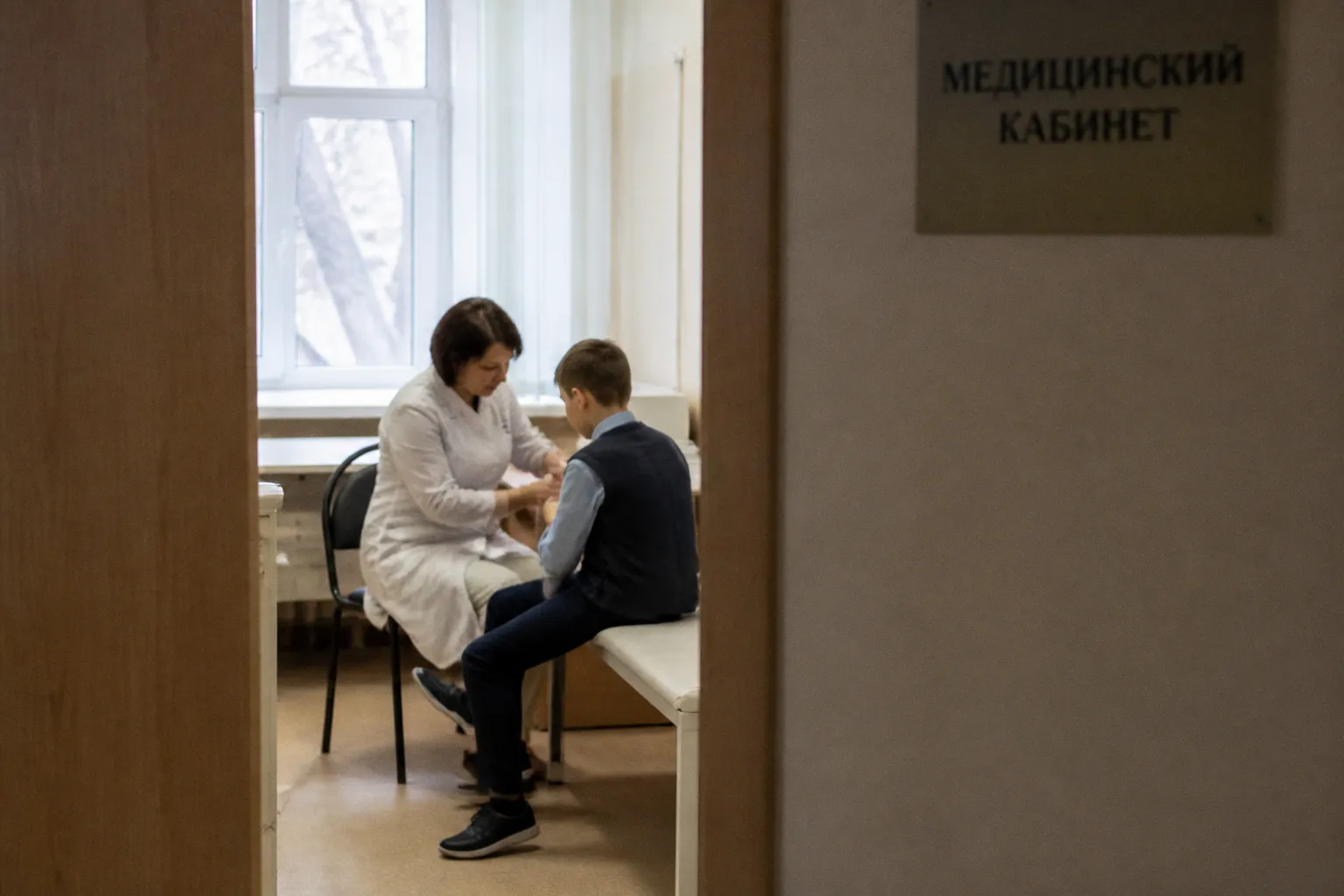 Травма ребенка в школе: кто обязан оказать помощь и уведомить родителей